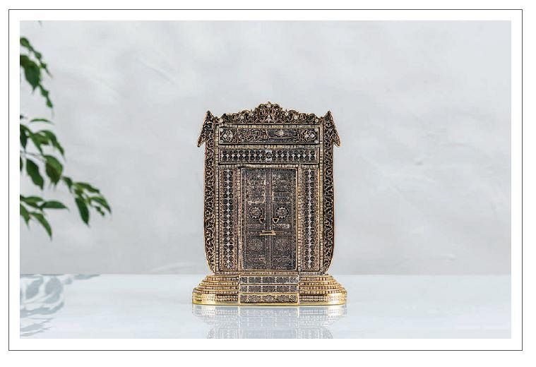 door-to-the-kabah-table-decor-gold